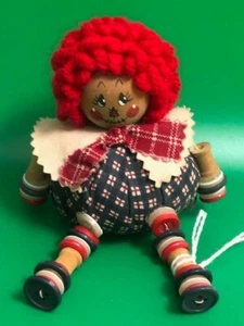 Vintage Raggedy Ann handgefertigte Holzspule & Knopf Puppenregal Sitter - Bild 1 von 3