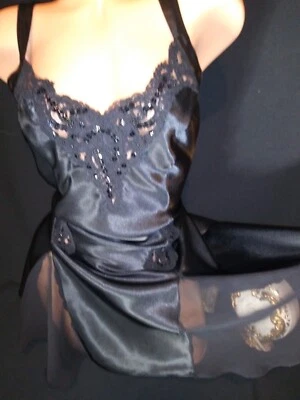 复古缎面 VS S 经典娃娃缎面蕾丝雪纺开衩睡衣带贴花 — 第 1/4 张图片