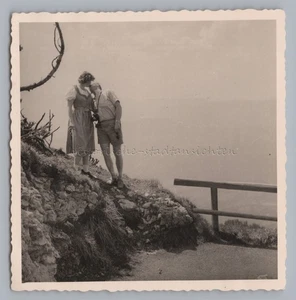 Mann & Frau küssen sich mit Fotokamera auf dem Kehlstein - Altes Foto - Picture 1 of 2