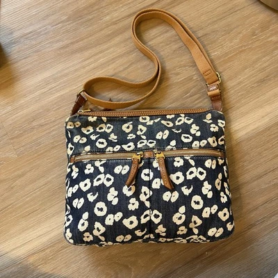 Bolsa tiracolo Fossil Erin denim azul estampa chita acabamento em couro alça ajustável - Imagem 1 de 4