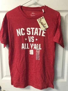 NC State Wolfpack VS All Y’all - Camisa roja pequeña para adultos - CAJA DE PRENSA - NUEVA CON ETIQUETAS - Imagen 1 de 4