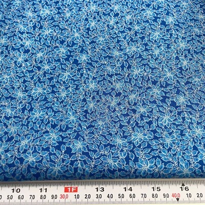 Tis the Season de Fabri-Quilt Azul Poinsettia Algodón Metálico por Media Yarda Foto 1 de 2