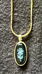 Elegant Intaglio Rose on Oval Black Stone (onyx?) 1" Pendant w/ 18" Gold Chain - Picture 1 of 4