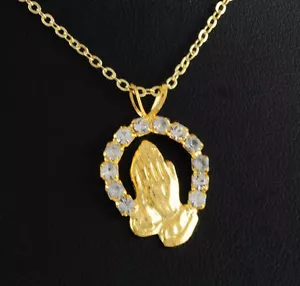 CADENA COLGANTE "MANOS EN ORACIONES" EN ORO LAMINADO DE 18 KT - Imagen 1 de 1