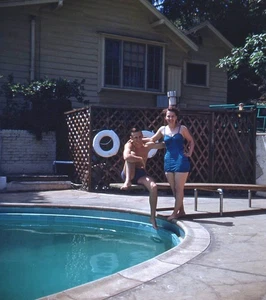 Foto realista estéreo vintage 3D diapositiva traje de baño pareja por piscina - Imagen 1 de 2