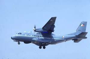 Diapositiva de avión 35 mm CN235 252 Cuerpo Aéreo Irlandés en RIAT Fairford 1996 - Imagen 1 de 1