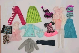 Konvolut Kleidung Barbie & andere Modepuppen. Kleider Röcke Hosen Shorts Oberteile - Bild 1 von 4