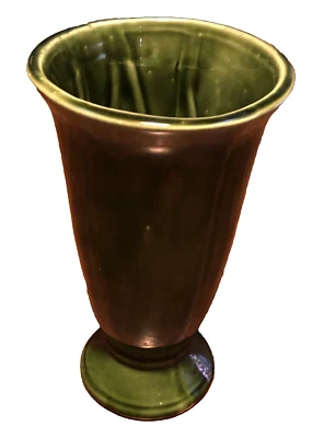 Florero pedestal cerámica 8 1/2" de alto verde aguacate mediados de siglo de colección Foto 1 de 4