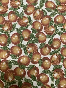 Classici firmati di Oakhurst Textiles - pesche / mele (?) Tessuto Da Cortile - Foto 1 di 3