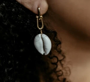 Ohrringe mit Kauri Muschel Trendschmuck Naturschmuck Ohrschmuck Jewellery Mode - Bild 1 von 4