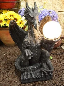 Ebros Dragón Agachado Sobre Pedestal Mesa Auxiliar Bola de Piso Globo Lámpara Estatua 20" H - Imagen 1 de 10