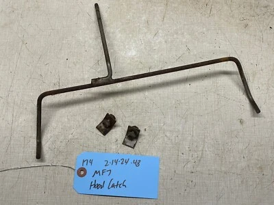 Palanca y abrazaderas de cierre de capó de tractor Massey Ferguson MF-7 Foto 1 de 3