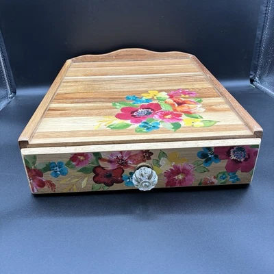 Caja de almacenamiento de cubiertos de madera/joyeros Pioneer Woman floral granja Foto 1 de 4