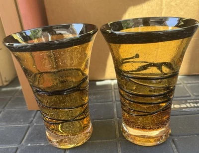 Juego de 2 vasos Highball de vidrio burbuja soplado a mano ámbar con remolino negro Foto 1 de 3