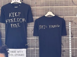 Maglietta Neil Young Love Earth Tour Merch Tour 2025 Keep Freedom Free S-5XL - Foto 1 di 5