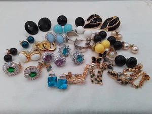 25+ LOT C VINTAGE ESTATE PIERCED EARRINGS UNSIGNED JEWELS FAUX PEARLS BUTTERFLY - Picture 1 of 17