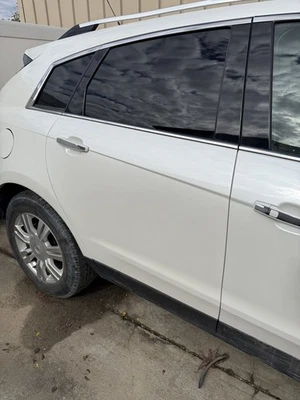 Conjunto de puerta trasera izquierda usado lado trasero se adapta a: Cadillac Srx 2014 sin luz trasera solar Foto 1 de 2