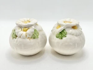 Vintage MCM METLOX Poppytrail Embossed Scupltured Daisy Salt & Pepper Shakers - Picture 1 of 4