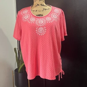 Alfred Dunner Mujer 1X Ojales Bordados Floral Coral Rosa Top Lado fruncido - Imagen 1 de 10