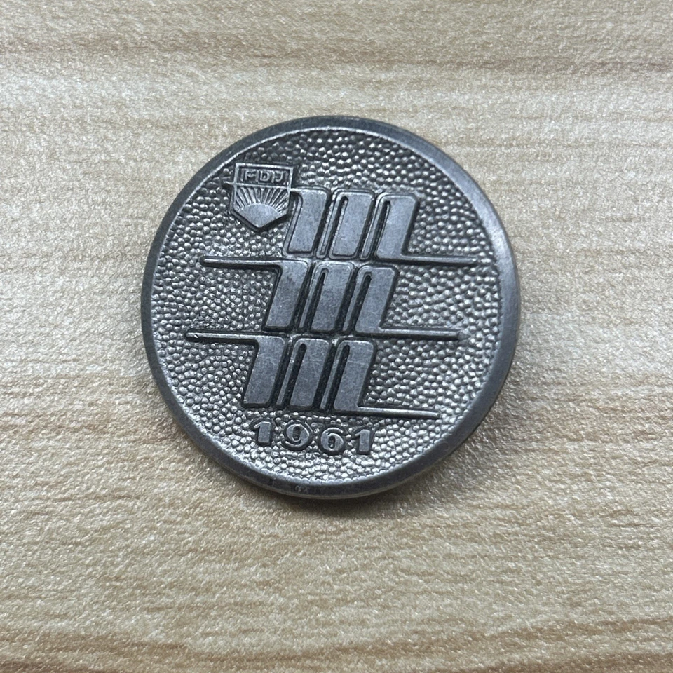 Insignia RDA FDJ MMM Messe der Meister von Morgen 1961 - Imagen 1 de 2