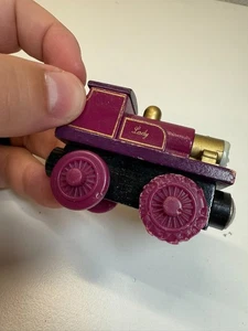 Thomas Holzeisenbahn Lady Lok Zug - lila gold - gut bespielt - Bild 1 von 6