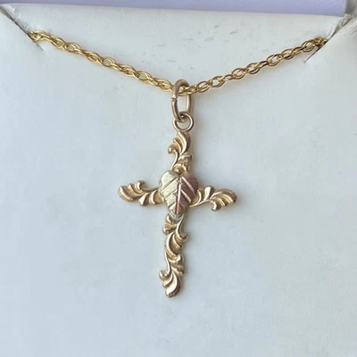 Collar Cadena Colgante Cruz Oro Black Hills Tricolor Rosa y Verde Hoja Oro   Foto 1 de 4