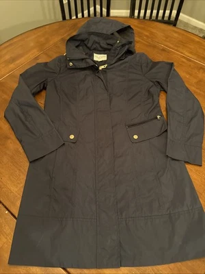 Abrigo de lluvia COLE HAAN azul empaquetable con capucha talla pequeña Foto 1 de 4