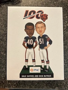 Gale Sayers Dick Butkus Chicago Bears Bobblehead DBA Sports 100 anni SGA 24/11/19 - Foto 1 di 6