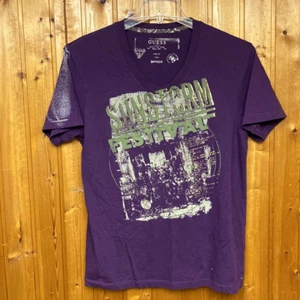 Camiseta para hombre Guess SunStorm Festival púrpura 100 % algodón pintada palabra ¡M! - Imagen 1 de 8