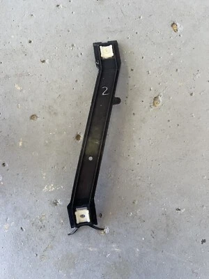1993 CADILLAC FLEETWOOD TRIM Rocker MOLDING Bracket CLIP #2 RH 1994 1995 1996 - Image 1 of 4