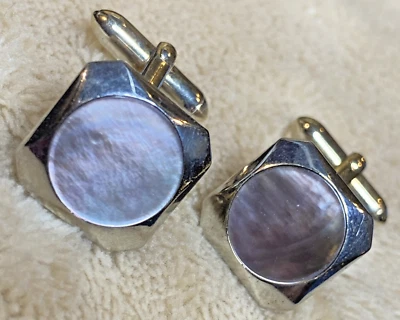 Gemelos de disco madreperla redondos firmados Swank diseño de eje angular Foto 1 de 4