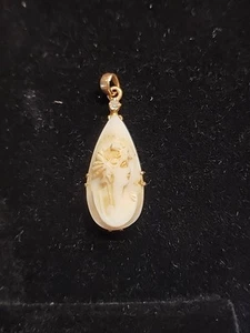 Antico ciondolo cammeo a goccia 1" in oro giallo 14 carati con accento di diamante - Foto 1 di 6