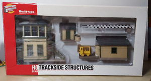 HO WALTHERS CONERSTONE BUILT UPS 933-2803 TRACKSIDE STRUCTURES GREEN & CREAM