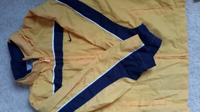 Chaqueta cortavientos Nike Athletics unisex para niños con capucha forrada amarilla talla 6 cremallera Foto 1 de 4