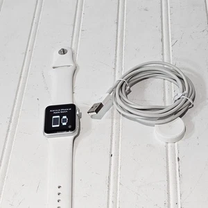 A1553 Apple Watch Sport Series 7000 38mm Silver Aluminum White Band 1st Gen - Photo 1 sur 12