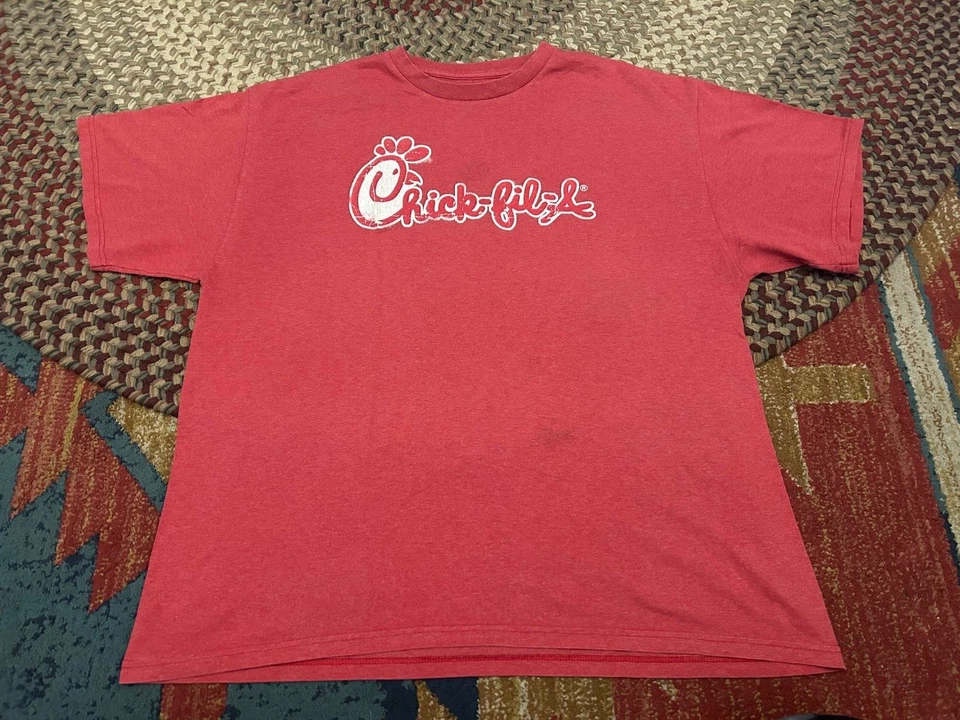 Мужская футболка 2XL Chick fil с графическим сценарием ХОРОШЕЕ состояние красная - Изображение 1 из 1