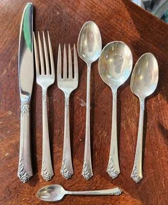 Juego de cubiertos Damask Rose de Oneida de plata de ley para 8 servicios, 61 piezas Foto 1 de 4