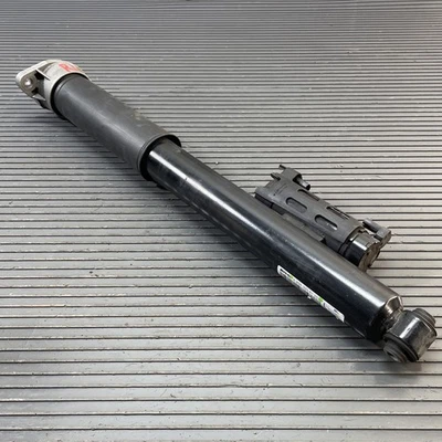 Apoio de suspensão traseiro esquerdo Mercedes C63 AMG W205 2008-2018 A2053208100 fabricante de equipamento original - Imagem 1 de 4