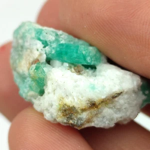VERY CLEAR NATURAL EMERALD CRYSTAL ON MATRIX FROM MUZO - COLOMBIA 7.7 grams - Picture 1 of 11