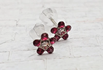 Brincos pequenos piercing de ouro branco 14K corte redondo rosa escuro flor CZ - Imagem 1 de 4