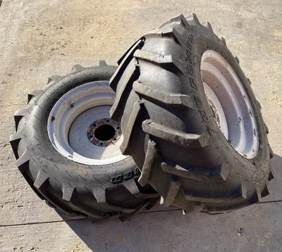 Neumáticos y llantas traseras para tractor Ford 1210 29x12,50-15 Foto 1 de 4