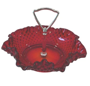 Plato de caramelo Bon Bon con volantes de vidrio rojo rubí Fenton Hobnail vintage mango central - Imagen 1 de 7