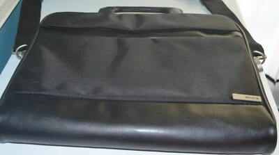 Bolso Belkin para portátil acolchado de lona negra correa de hombro extraíble con bolsillos Foto 1 de 4