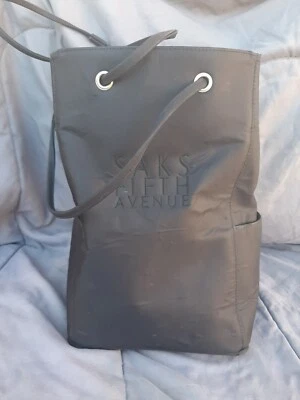 Mochila Bolso Saks Fifth Avenue Negra 12" Altura x 6" Ancho x 8" Largo. Foto 1 de 4