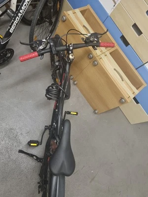 Rotes Mountain Bike  Fahrrad Rot Schwarz Leichte Rost Flecken - Bild 1 von 4