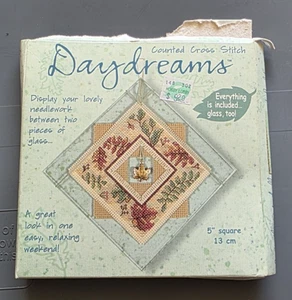 Dimensions Daydreams Kreuzstich Glas Kit 5" x 5" Blätter & Charm - Bild 1 von 4