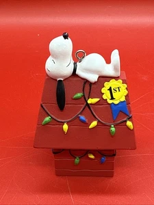 Snoopy auf dekorierter Hundehütte Weihnachtsschmuck 1. Platz Peanuts Worldwide LLC - Bild 1 von 8