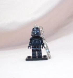 MINIFIGURE KEYCHAIN- Star Wars BLACK SHADOW CLONE TROOPER with Stand New - Picture 1 of 3