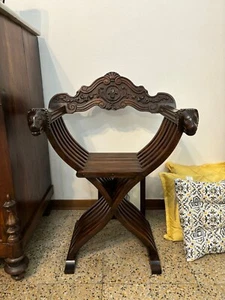 Sedia legno Savonarola pieghevole intagliata con leoni - Foto 1 di 5