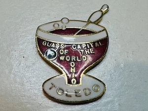 Antiguo Toledo OH Esmalte Solapa Sombrero Prendedor Copa de Vino Capital del Mundo Bowling Stir - Imagen 1 de 2